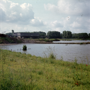 879382 Gezicht op de Plofsluis met Heemstederbrug over het Amsterdam-Rijnkanaal te Nieuwegein.